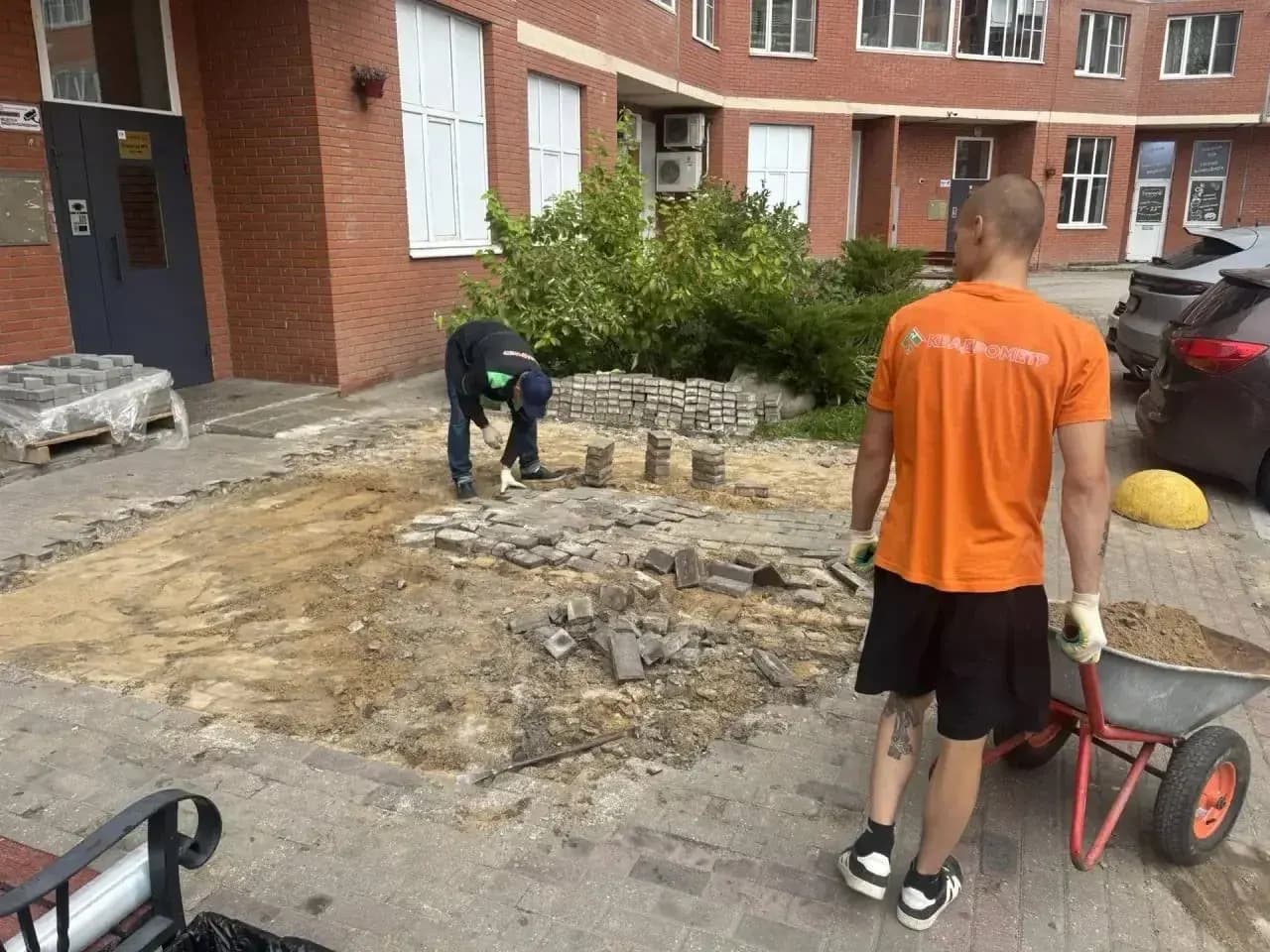 Сотрудники УК Квадрометр выполняют работы у дома