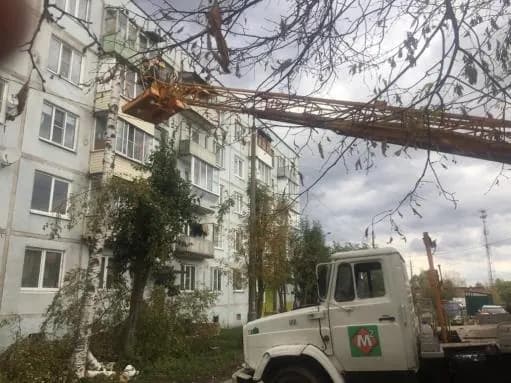 Подъёмная техника у многоквартирного дома